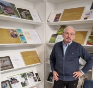 Bronius Šablevičius prie jam skirtos parodos. Organizatorių nuotrauka. Bronius Šablevičius prie jam skirtos parodos. Organizatorių nuotrauka.